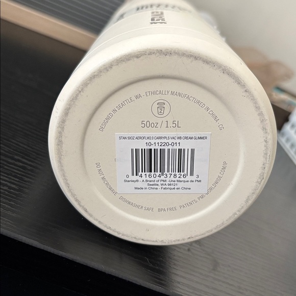 Stanley Cream Glimmer IceFlow Cap and Carry Lid Bottle 50 oz - Picture 6 of 9
